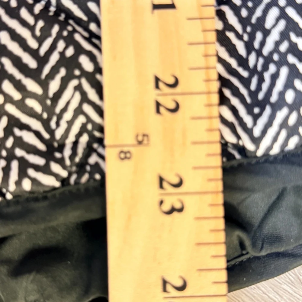 dee elle Women's Small Black & White Chevron Quilted Vest EUC b14